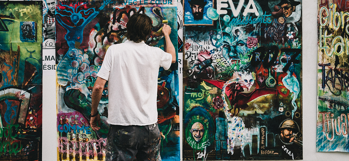 Local artist paints in the street in Velaris