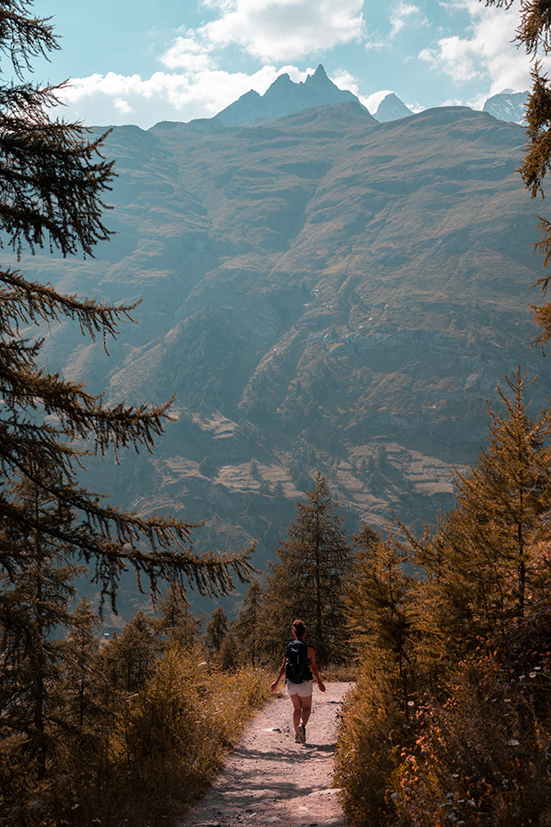 Evening hike through the mountains in Velaris