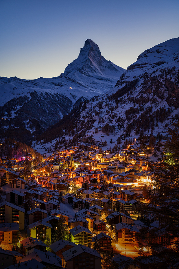A view from a balcony of velaris of night