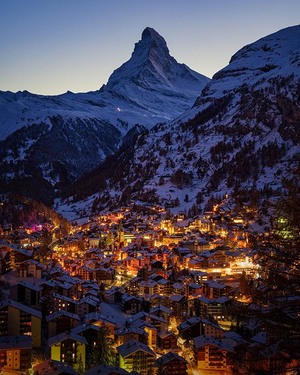 A view of Velaris at night.